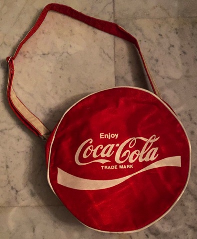 96127-1 € 6,00 coca cola tas rond model 26 cm doorsnee.jpeg
